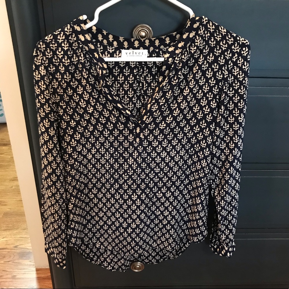 Velvet by Graham & Spencer navy block print top XS
